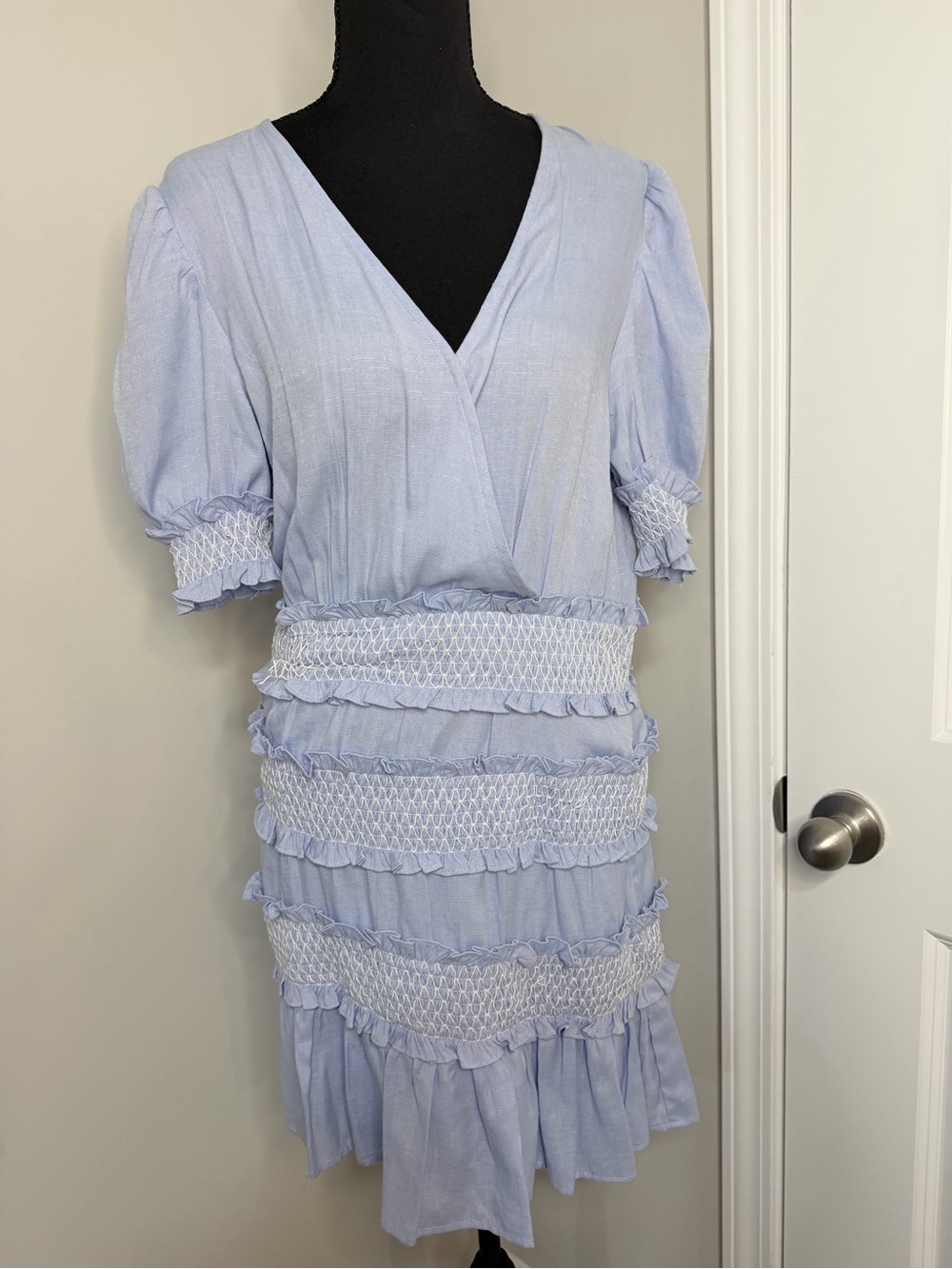 Vestique Light Blue Smocked Ruffle V-Neck Dress Size Large